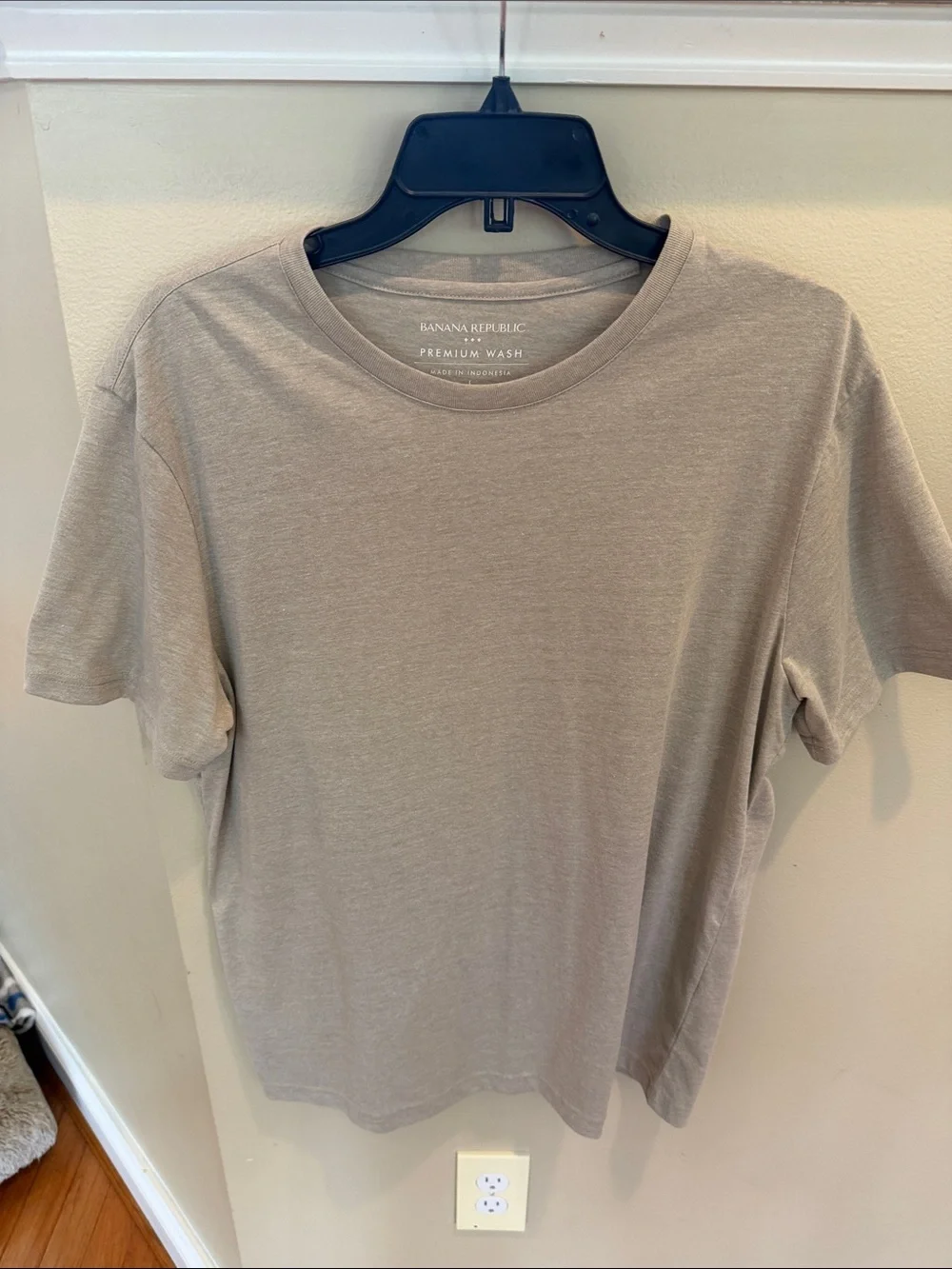 Banana Republic Men’s Short-Sleeve Crew T-Shirt in Light Taupe